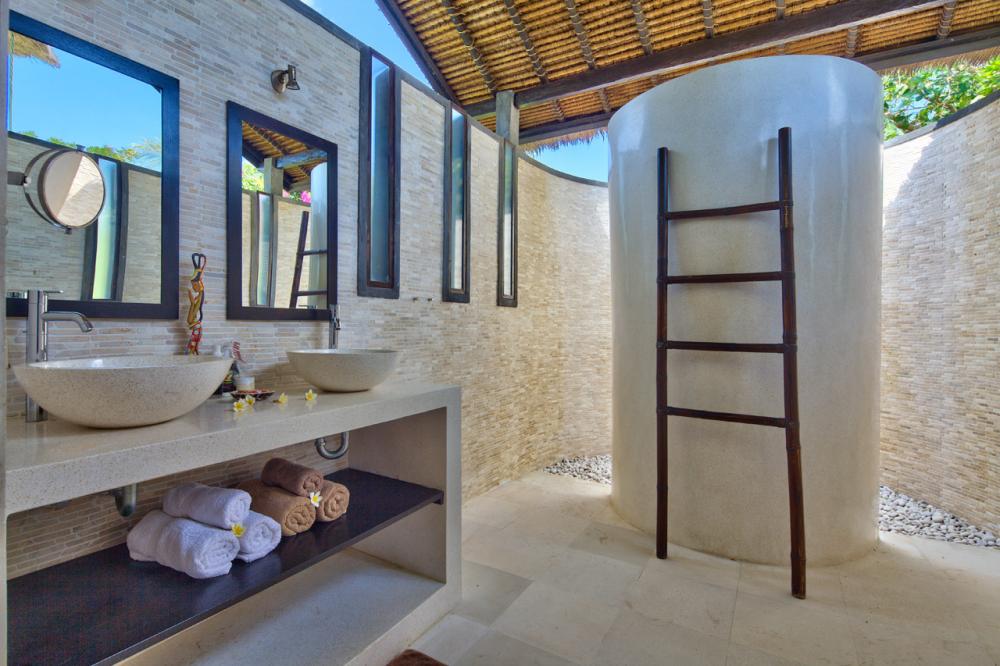 Villa Cakara Guest Bathroom