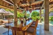 Dining On Wood - Bali Pictures Indonesia